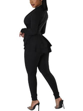 Langärmliges Rüschenoberteil mit V-Ausschnitt und lange figurbetonte Hosen